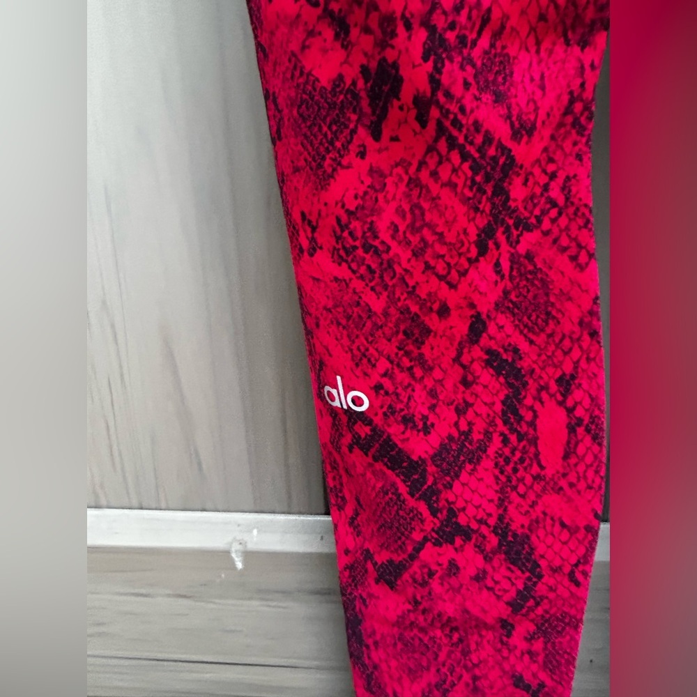 ALO Yoga Snakeskin Red Vapor Set LIMITED EDITION - Picture 8 of 11